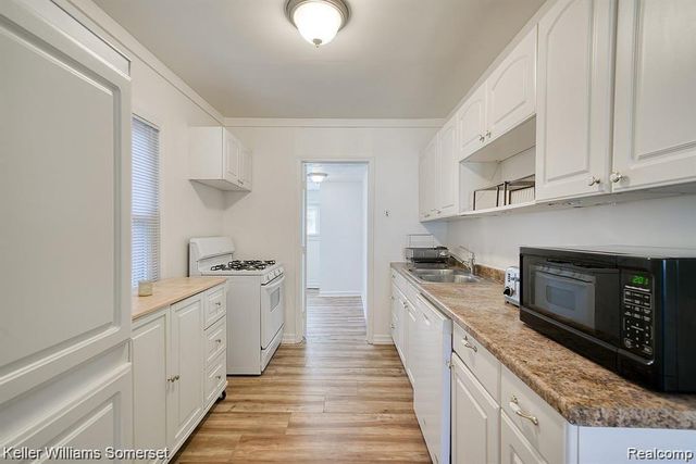 861 W LEWISTON Avenue, Ferndale, MI 48220