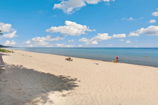 10520 Marquette Drive, New Buffalo, MI 49117