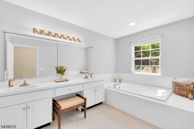 28 Kensington Dr, Randolph Twp., NJ 07869