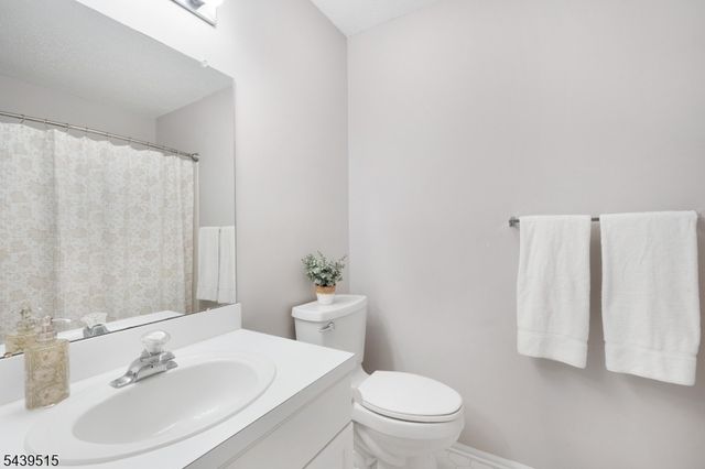 28 Kensington Dr, Randolph Twp., NJ 07869