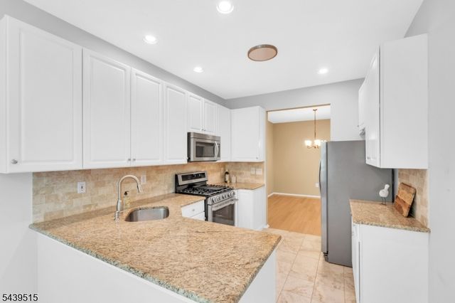 28 Kensington Dr, Randolph Twp., NJ 07869