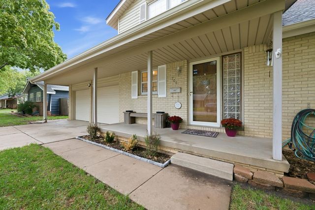 706 N Farmington Dr, Derby, KS 67037