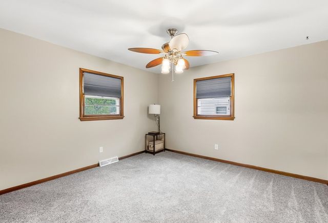 706 N Farmington Dr, Derby, KS 67037