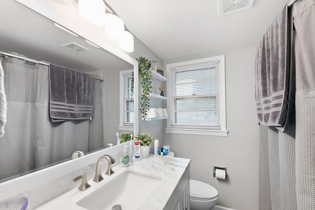 706 N Farmington Dr, Derby, KS 67037