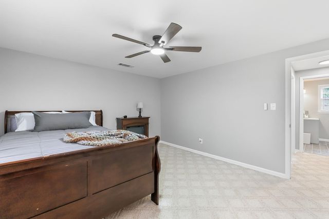 706 N Farmington Dr, Derby, KS 67037