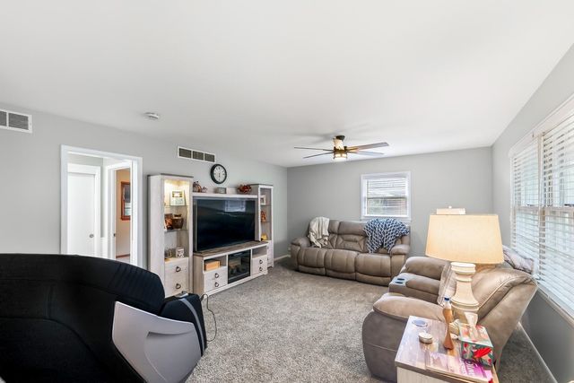 706 N Farmington Dr, Derby, KS 67037