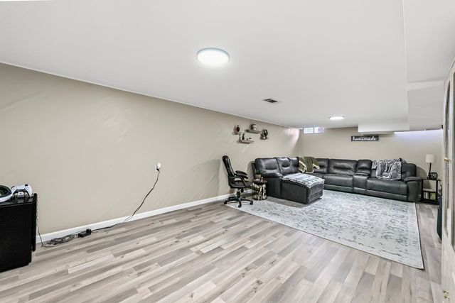 706 N Farmington Dr, Derby, KS 67037