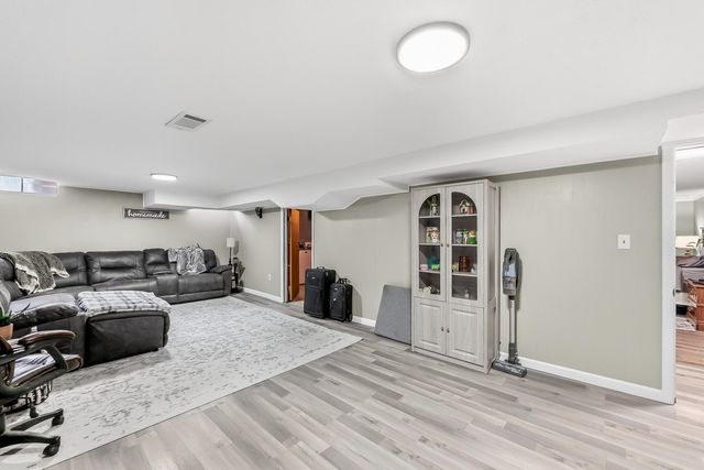706 N Farmington Dr, Derby, KS 67037