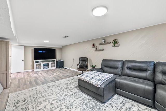 706 N Farmington Dr, Derby, KS 67037