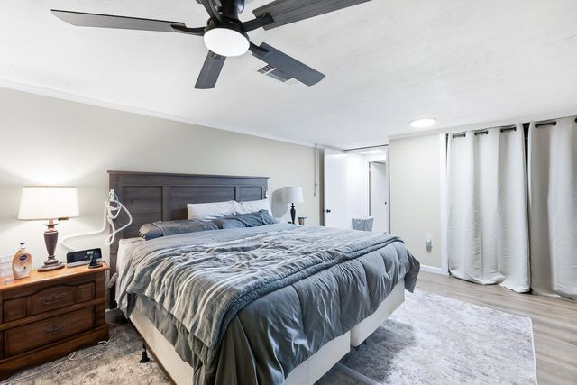 706 N Farmington Dr, Derby, KS 67037