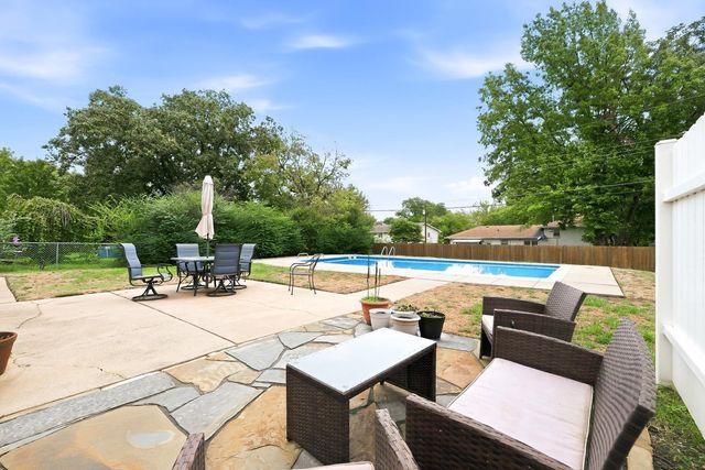706 N Farmington Dr, Derby, KS 67037