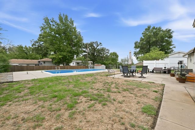 706 N Farmington Dr, Derby, KS 67037
