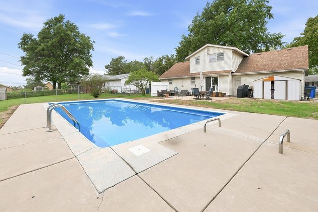 706 N Farmington Dr, Derby, KS 67037