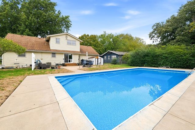 706 N Farmington Dr, Derby, KS 67037