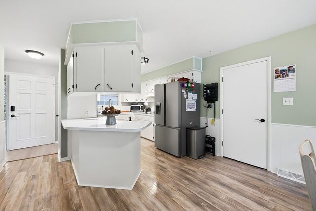 706 N Farmington Dr, Derby, KS 67037