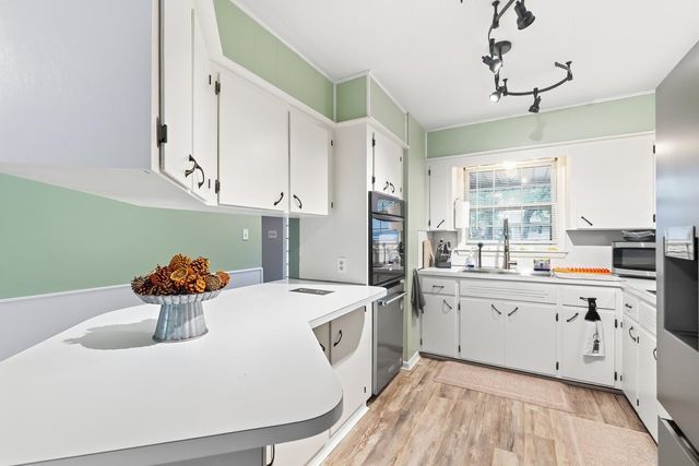 706 N Farmington Dr, Derby, KS 67037