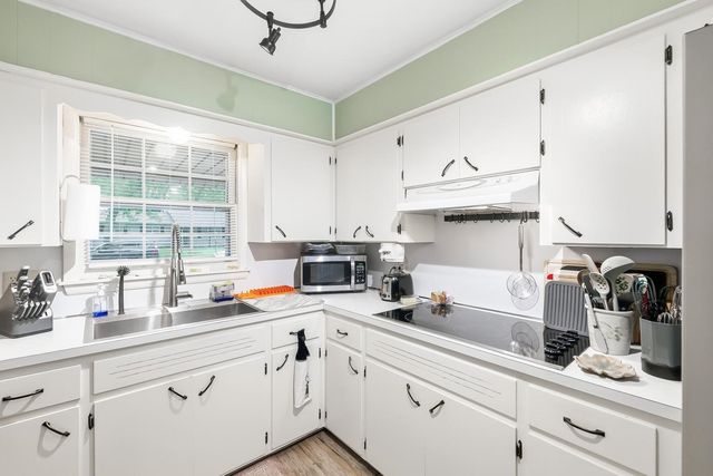 706 N Farmington Dr, Derby, KS 67037