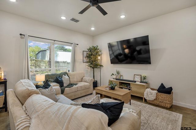 13366 Garden Lake Rd, Tyler, TX 75703