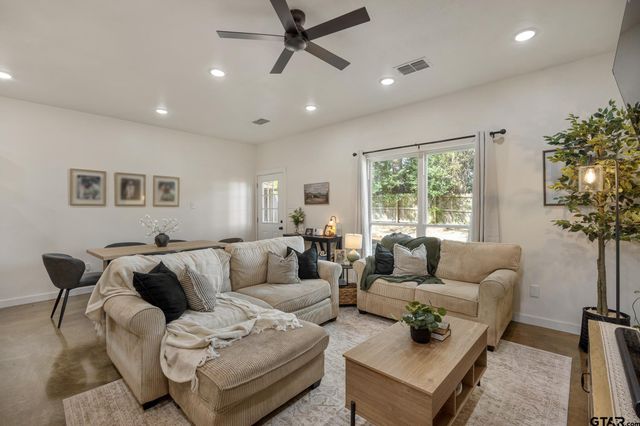 13366 Garden Lake Rd, Tyler, TX 75703