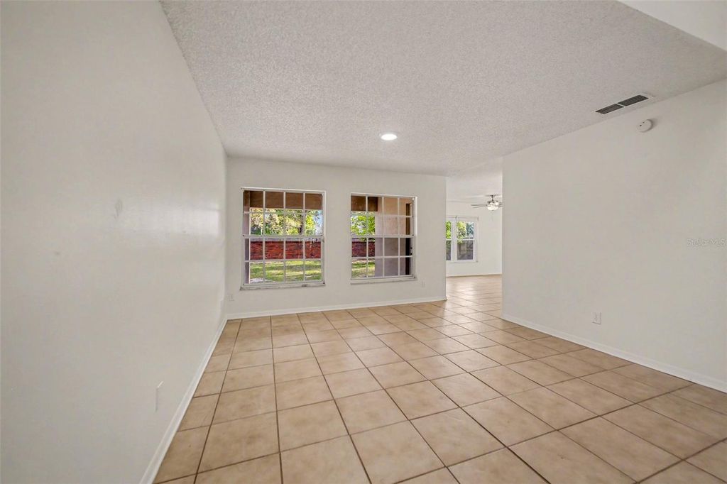 Image 3 of property listing at 1054 ROYAL OAKS DRIVE, Apopka, FL 32703