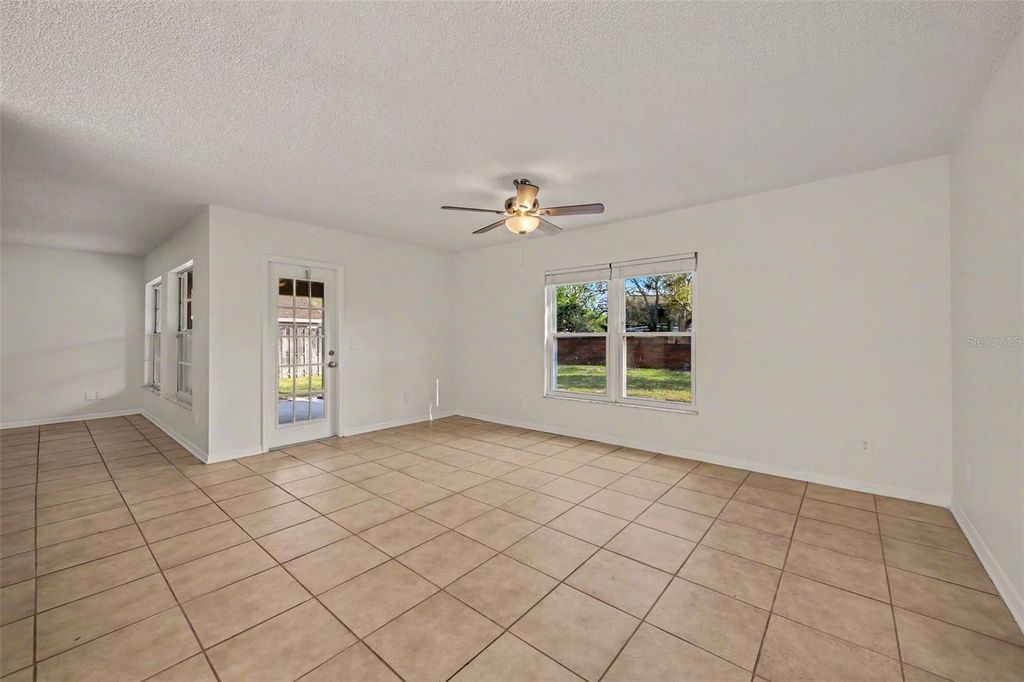 Image 4 of property listing at 1054 ROYAL OAKS DRIVE, Apopka, FL 32703