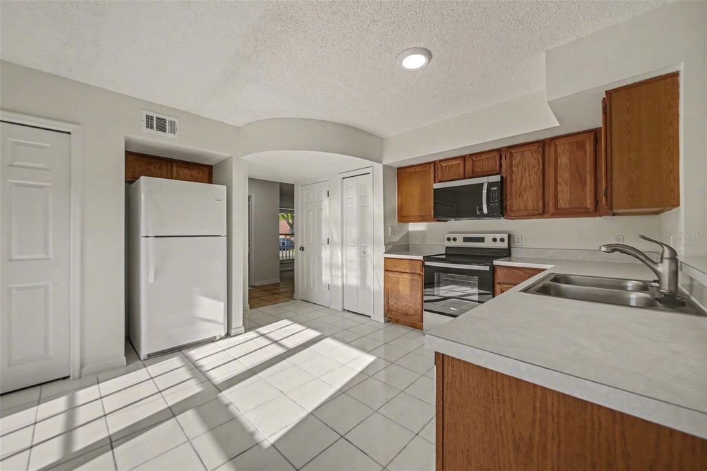 Image 5 of property listing at 1054 ROYAL OAKS DRIVE, Apopka, FL 32703