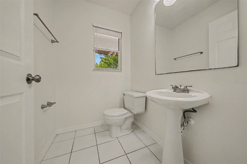 Image 6 of property listing at 1054 ROYAL OAKS DRIVE, Apopka, FL 32703