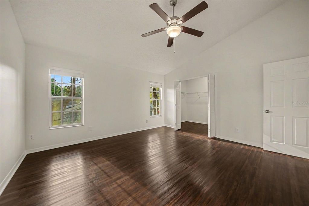Image 8 of property listing at 1054 ROYAL OAKS DRIVE, Apopka, FL 32703