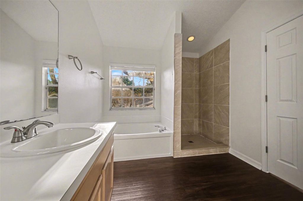 Image 10 of property listing at 1054 ROYAL OAKS DRIVE, Apopka, FL 32703