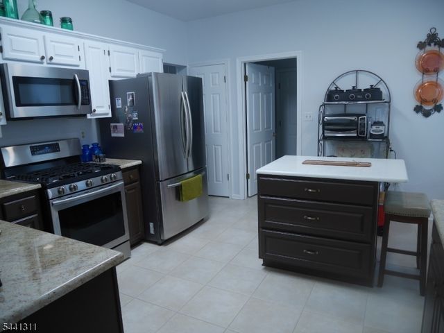 11 Strawberry Hill Rd, Branchburg Twp., NJ 08876