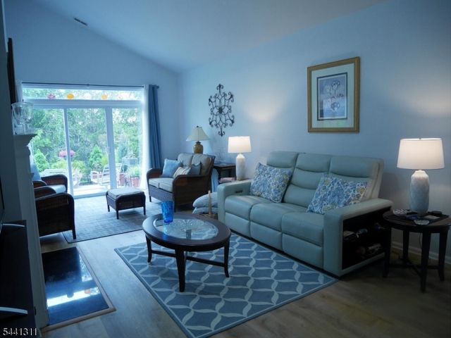 11 Strawberry Hill Rd, Branchburg Twp., NJ 08876