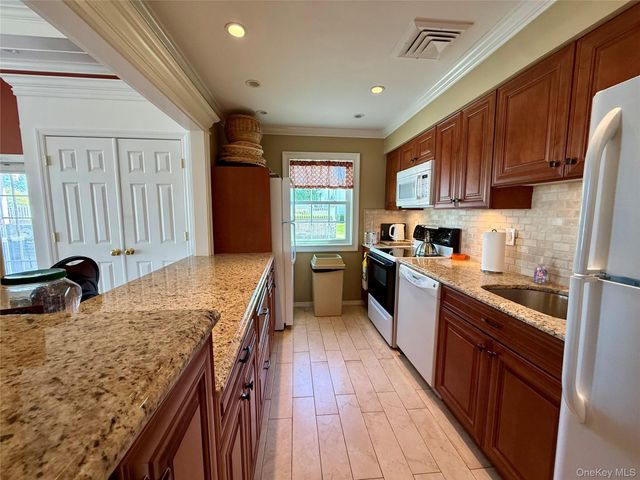 26 harbor Road N, Amityville, NY 11701