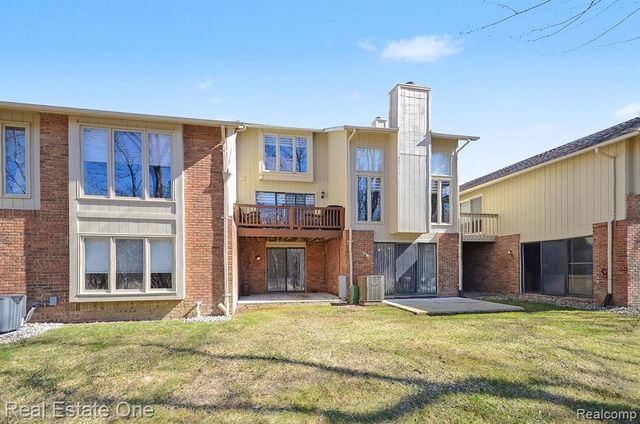 5505 Walnut Circle, West Bloomfield, MI 48322