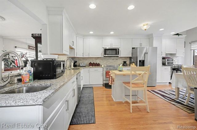 5505 Walnut Circle, West Bloomfield, MI 48322
