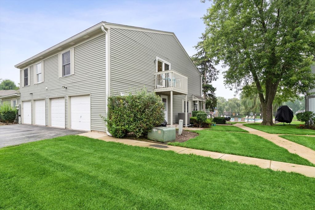 1105 Mount Vernon Court A, Wheaton, IL 60189