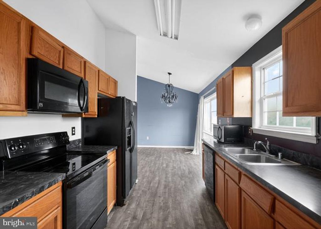 Image 9 of property listing at 202 MORNING FROST ST, Taneytown, MD 21787