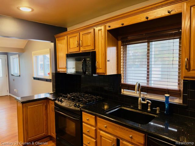 8320 Robindale Avenue, Dearborn Heights, MI 48127