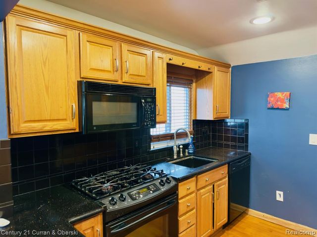 8320 Robindale Avenue, Dearborn Heights, MI 48127