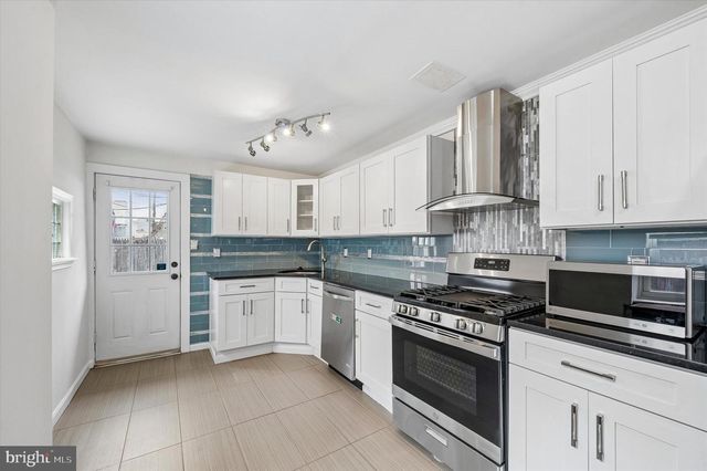 2042 E HUNTINGDON ST, Philadelphia, PA 19125
