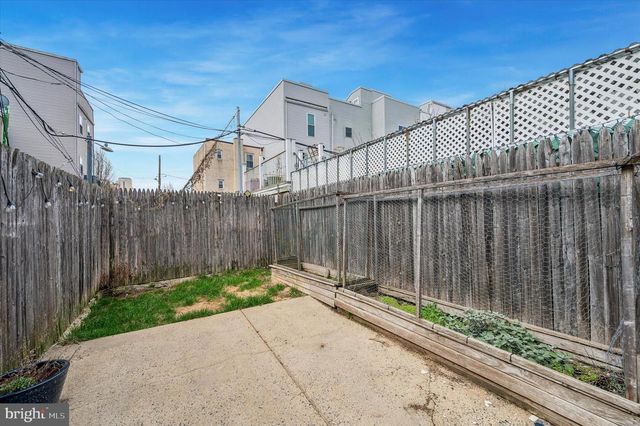 2042 E HUNTINGDON ST, Philadelphia, PA 19125