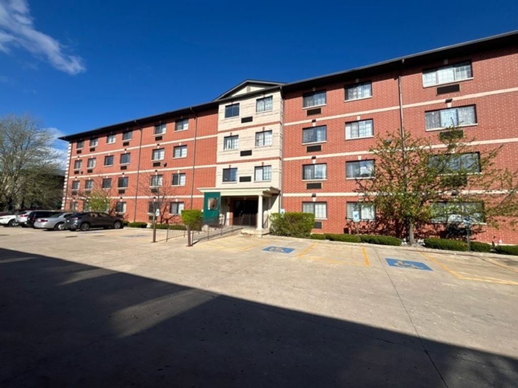 3370 W Brooke Avenue 218, Waukegan, IL 60087