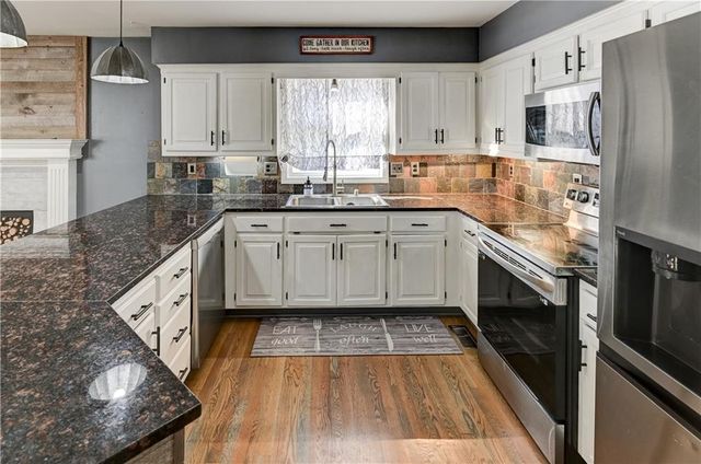 1005 NE Scenic Court, Lee's Summit, MO 64064