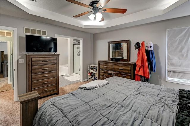 1005 NE Scenic Court, Lee's Summit, MO 64064