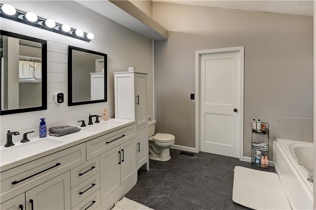 1005 NE Scenic Court, Lee's Summit, MO 64064