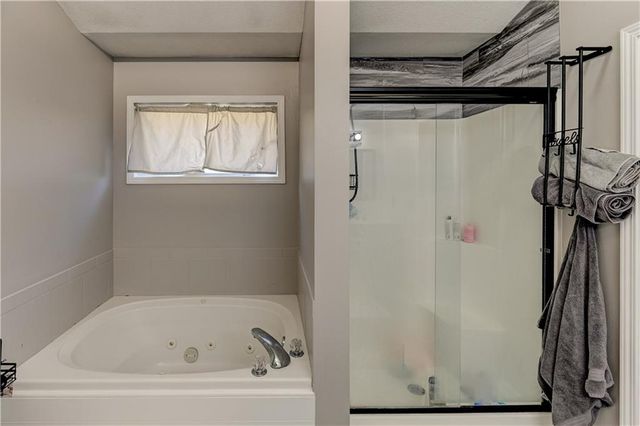 1005 NE Scenic Court, Lee's Summit, MO 64064