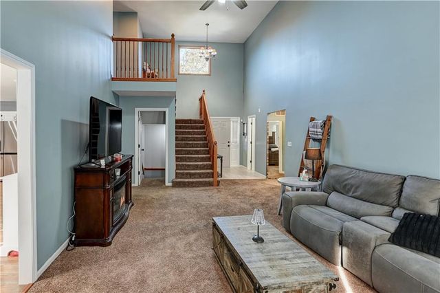 1005 NE Scenic Court, Lee's Summit, MO 64064