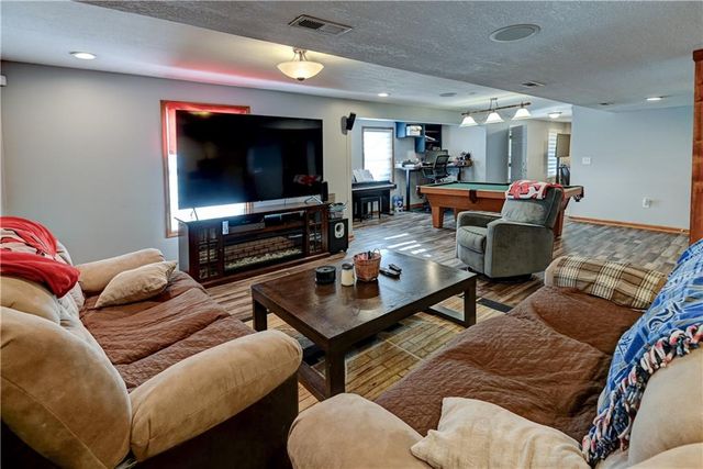 1005 NE Scenic Court, Lee's Summit, MO 64064