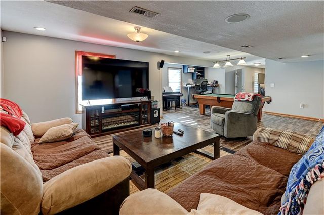 1005 NE Scenic Court, Lee's Summit, MO 64064