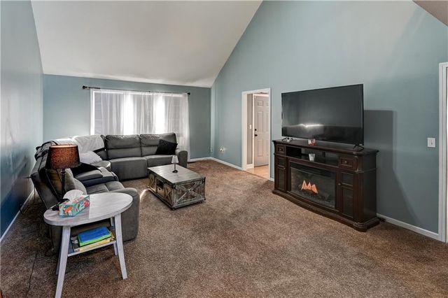 1005 NE Scenic Court, Lee's Summit, MO 64064