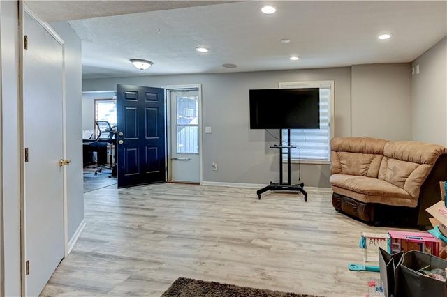 1005 NE Scenic Court, Lee's Summit, MO 64064